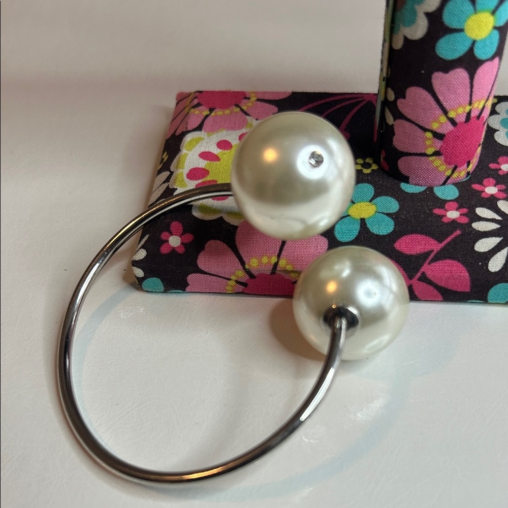 Elegant Silver and White Pearl Women's Bracelet